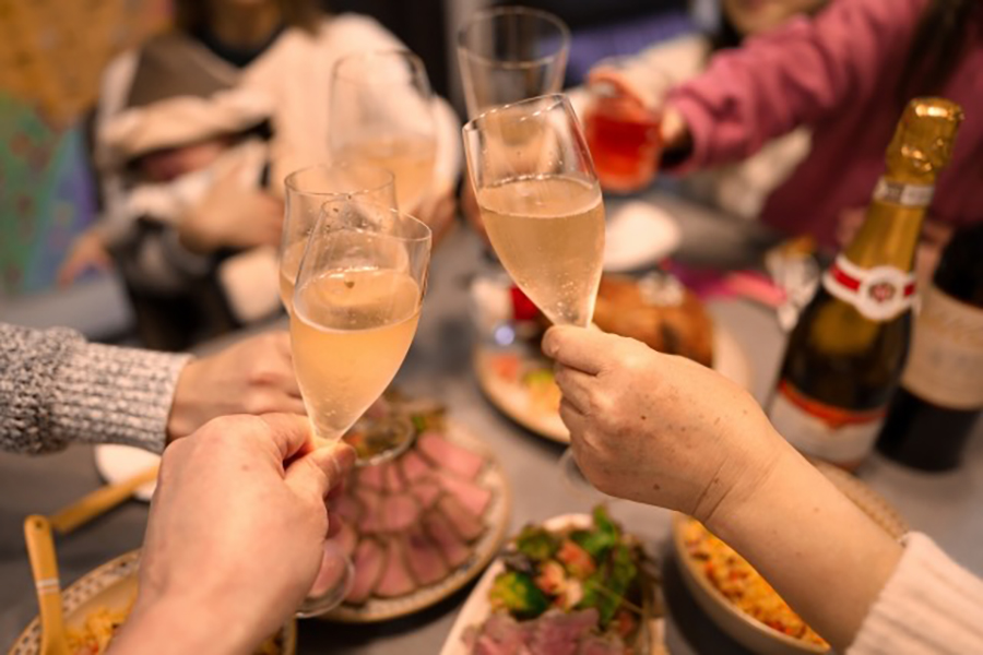 忘年会やイベントでドリンクを交わすイメージ