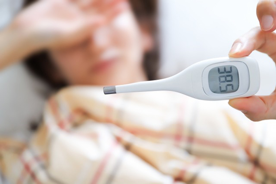 冬の寒さと乾燥で風邪を患ってしまった女性のイメージ