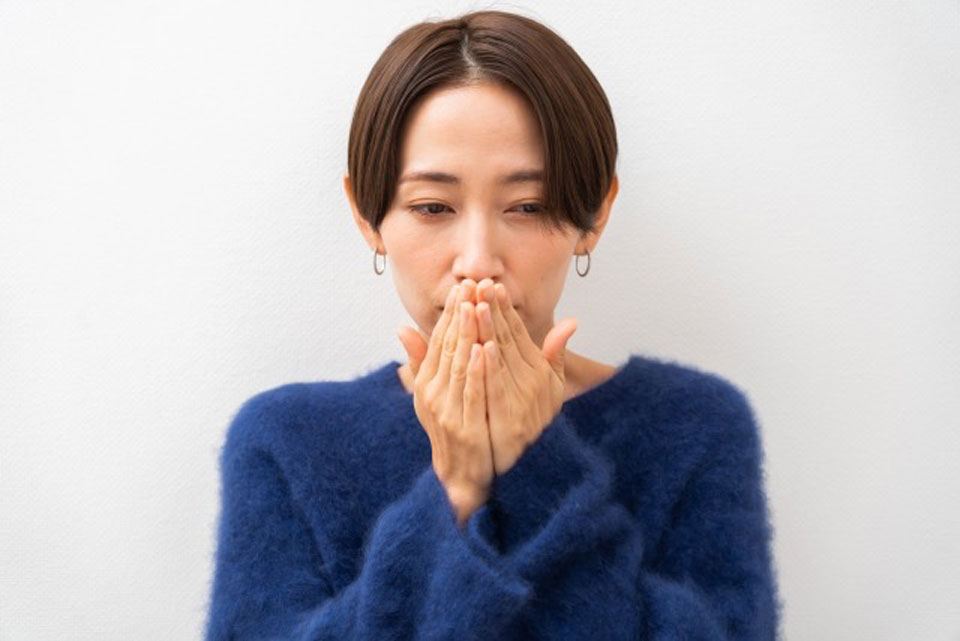 身体ストレスで免疫が下がり、不調を感じる女性のイメージ