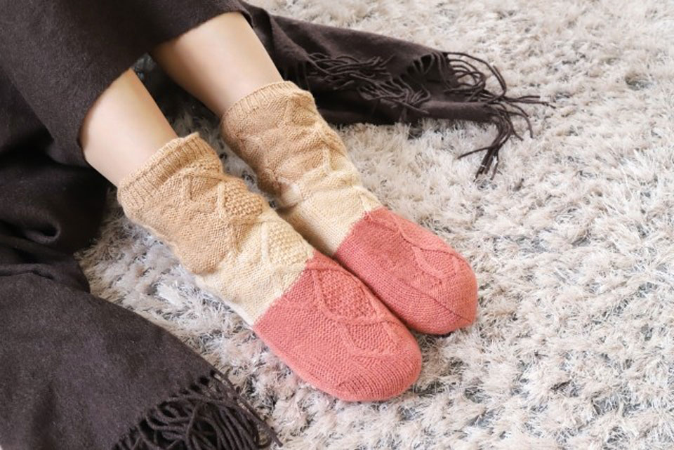 足先に冷えを感じ、レッグウィーマーを履いている女性イメージ
