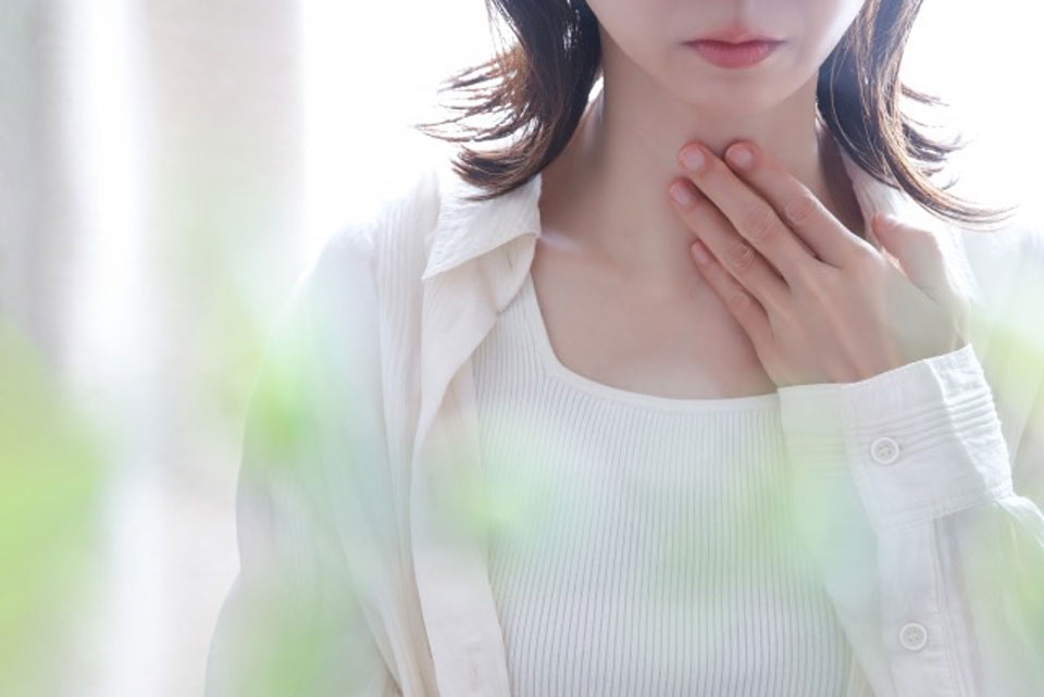 体の免疫力が低下したことにより、体に不調を感じる女性イメージ