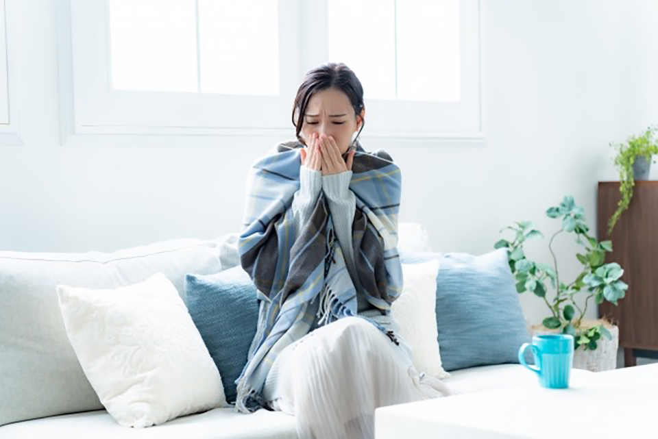 疲労が蓄積して、体に不調を感じる女性イメージ