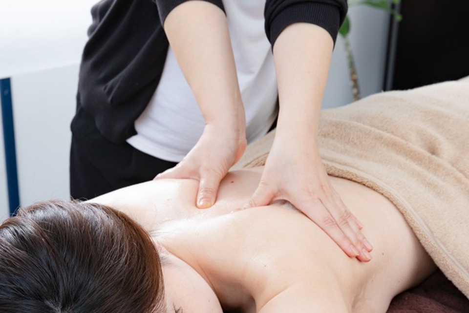 IASOの「めぐり改善トリートメント」メニューの施術を受ける女性のイメージ