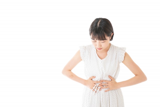 秋の冷えを感じる女性のイメージ